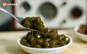 Trân châu ô long là loại trân châu được làm từ bột năng_bột làm trân châu và lá trà ô long xay nhuyễn, có mùi thơm của trà lô long và vị bùi bùi