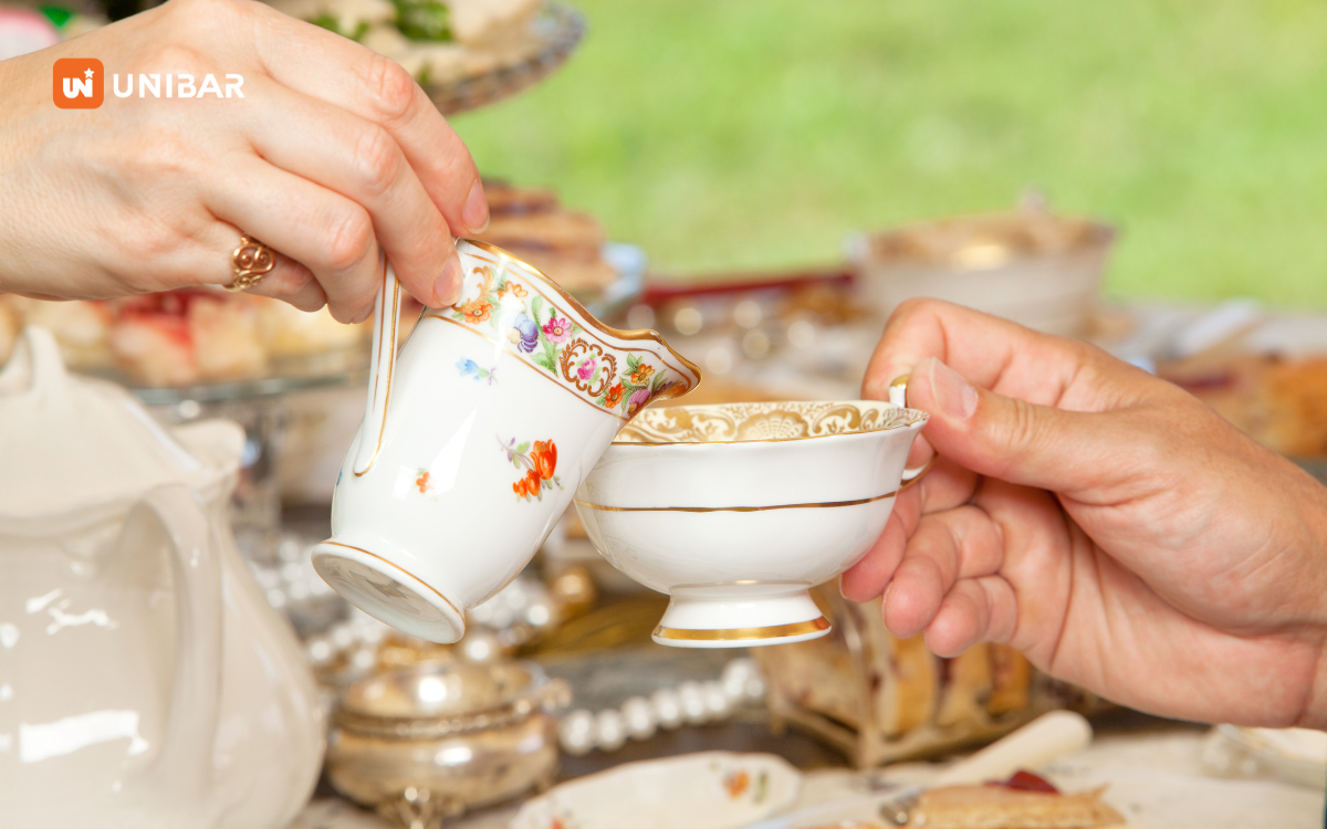 Khi khách đến, hãy mời khách ngồi vào bàn, phục vụ trà và đồ ăn