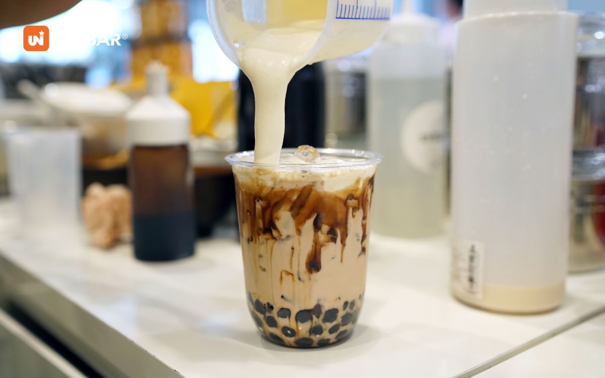 Máy sục trà sữa giúp hòa tan hoàn toàn bột sữa vào trà, tạo ra ly trà sữa với hương vị lý tưởng