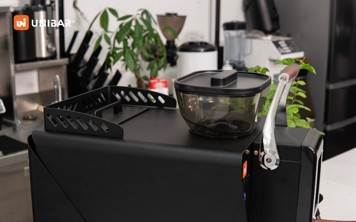 Máy pha cà phê Unibar Hi-Tech 88 có bình đựng nước 3,5L tích hợp sẵn trong máy, rất tiện lợi cho các mô hình không tiện đấu đường nước như xe đẩy cafe take away