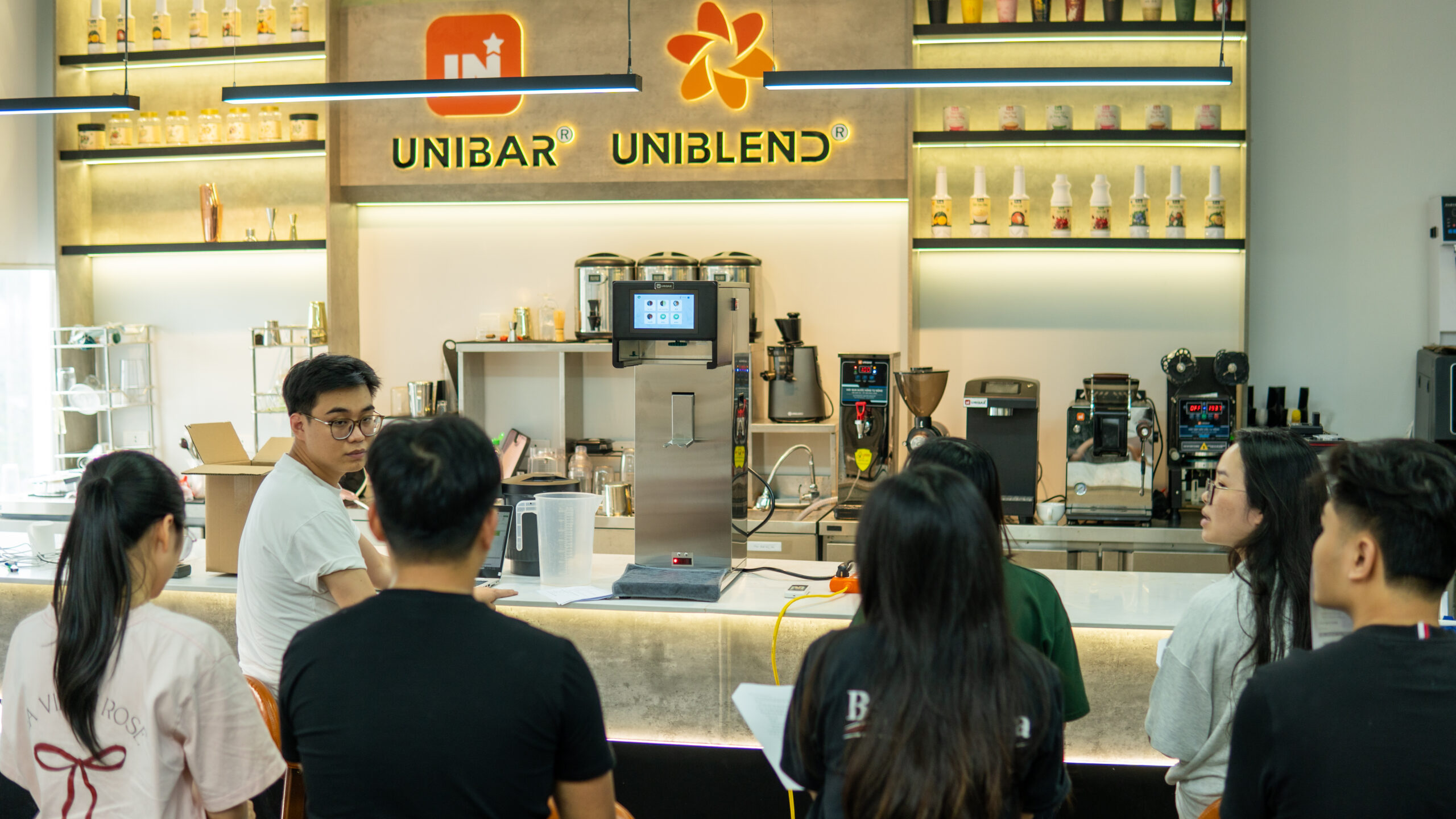 HÌnh ảnh thực tế của Máy ủ trà Unibar Hi-Tech 79 trong buổi training sử dụng cho khách hàng