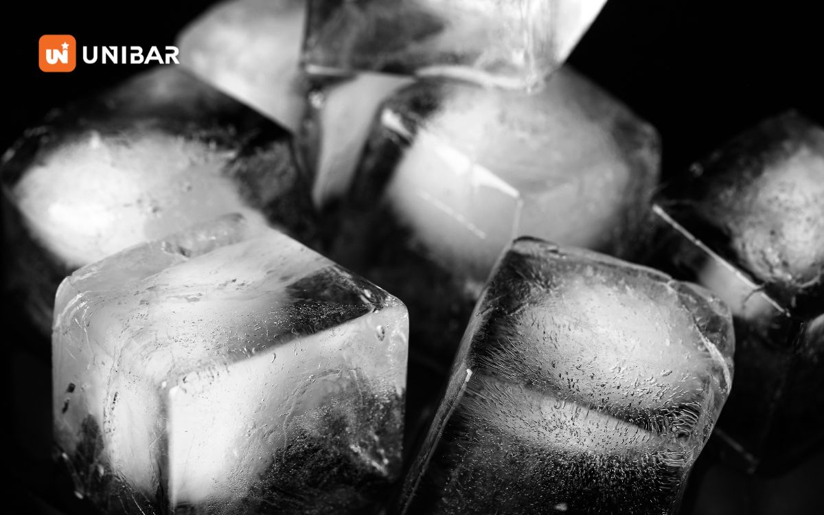 Đá viên trong suốt, không bọt khí mang lại cảm giác sạch và cao cấp hơn là các loại đá viên đục và nhiều bọt