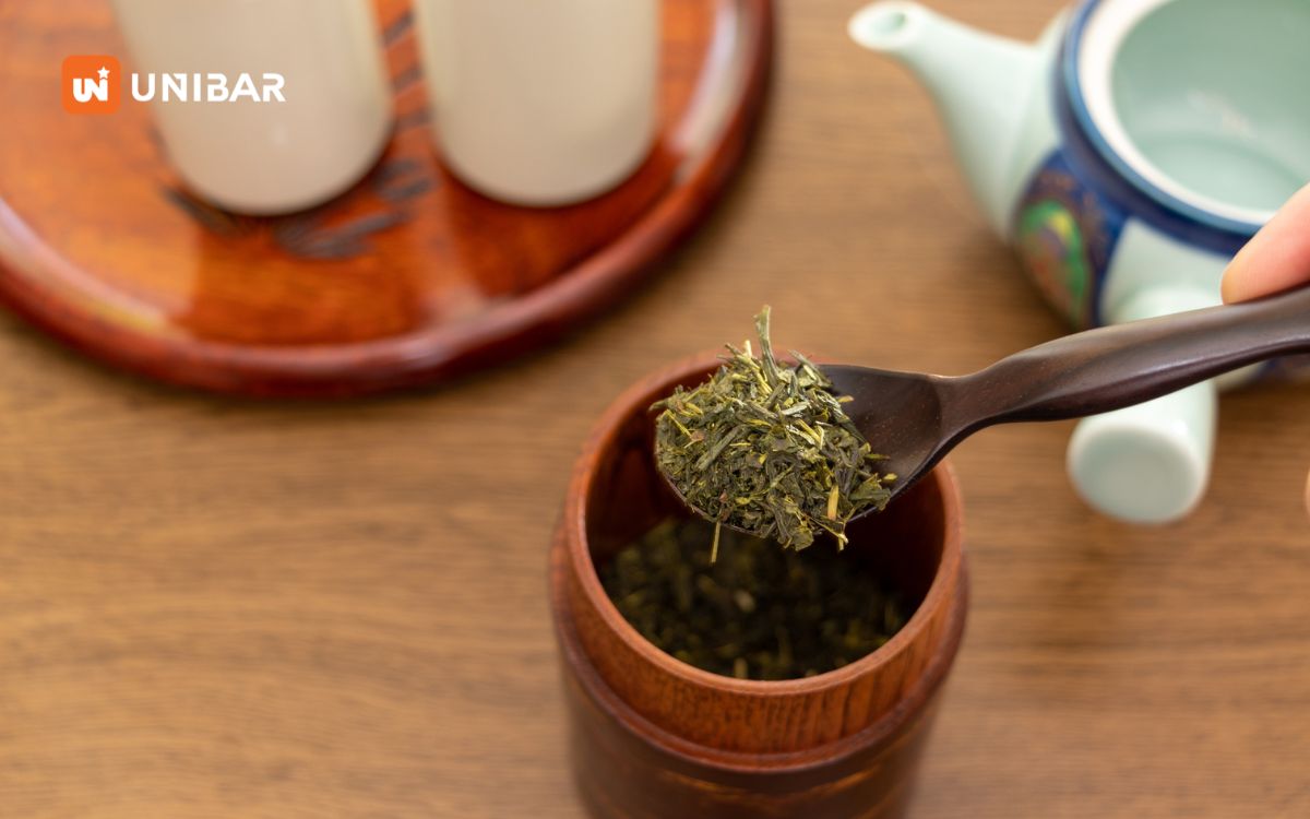 Định lượng phổ biến thường rơi vào khoảng 8–12g trà_lít nước (tùy loại trà và công thức)