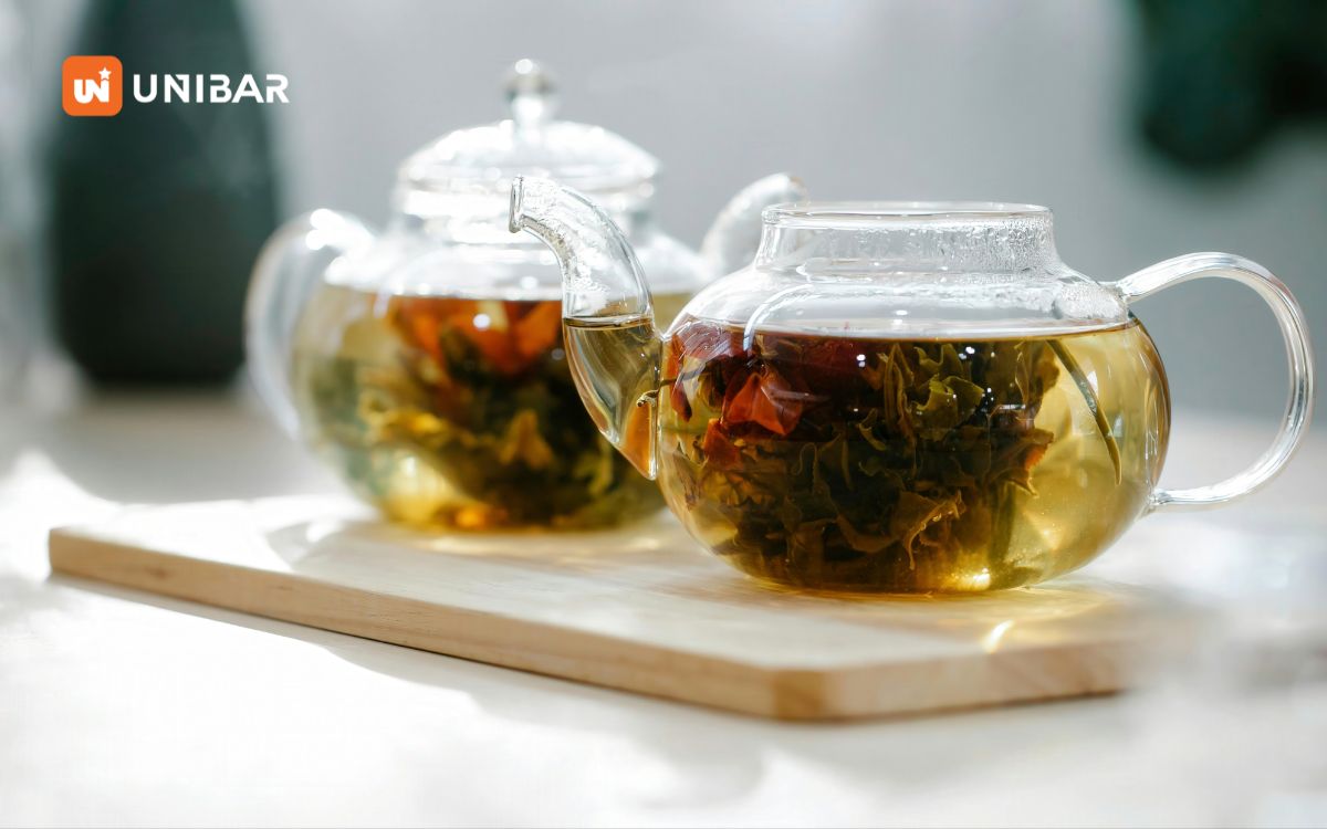 Sau khi ủ xong, cần lọc bỏ bã trà ngay lập tức để tránh bị chát