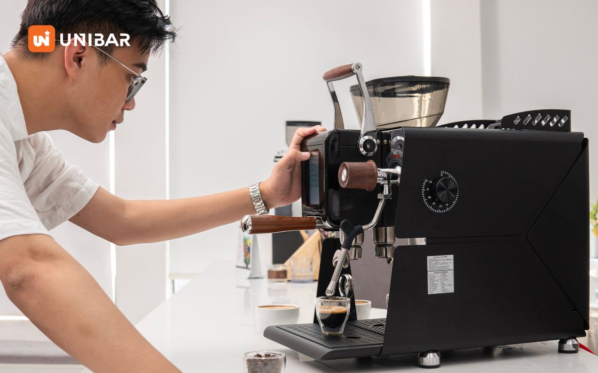 Nhân sự và máy móc đều cần thiết cho quá trình phát triển của thương hiệu F&B