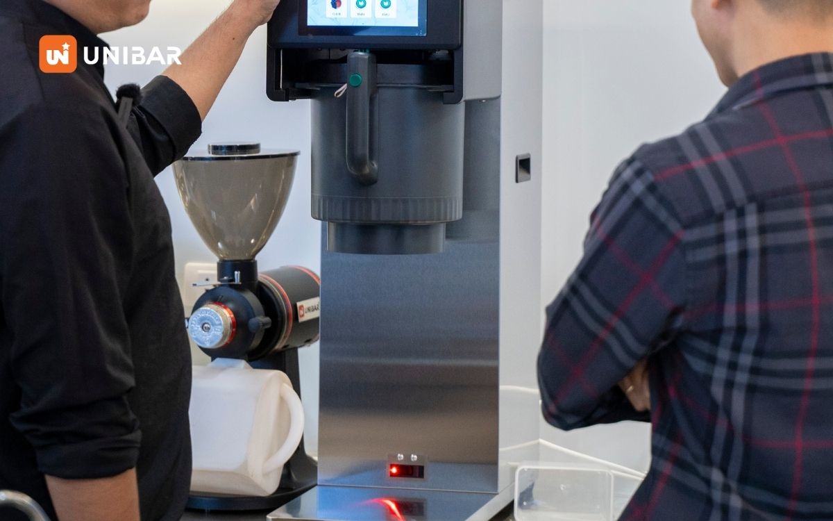 Ca ủ 5L của Máy ủ trà Unibar Hi-Tech 79 giúp quán duy trì nguồn trà ổn định