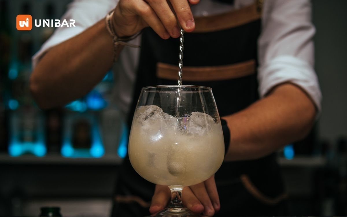 Khuấy là phương pháp sử dụng thìa khuấy hoặc dụng cụ chuyên dụng để tạo chuyển động trong chất lỏng, giúp các thành phần trong ly hòa quyện với nhau