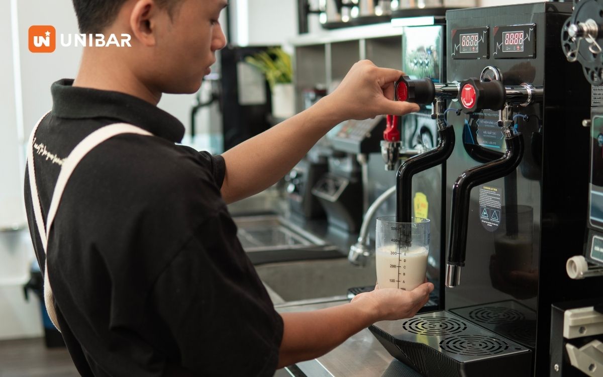 Máy sục sữa áp suất cao là thiết bị sử dụng hơi nước nóng có áp suất để hỗ trợ gia nhiệt và hòa trộn nguyên liệu pha chế