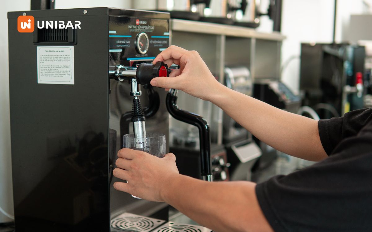 Nên sử dụng nguồn nước sạch và qua hệ thống lọc để đảm bảo không bị đóng cặn bên trong máy sục sữa